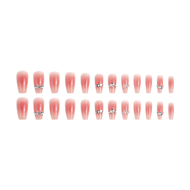 Kunstnagelset mit glamourösen 3D-Verzierungen und schimmernden Akzenten Brehn