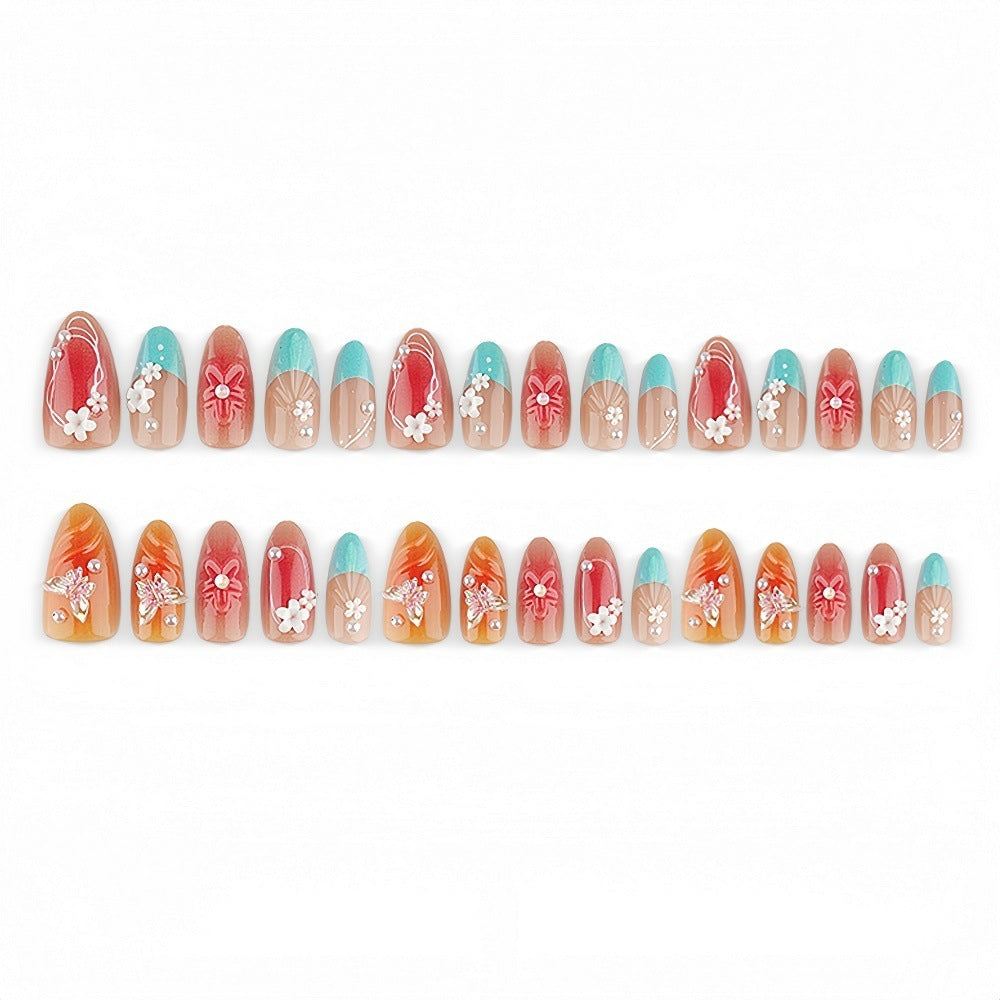 Kunstnagelset mit floralen Akzenten und glitzernden 3D-Applikationen Brehn