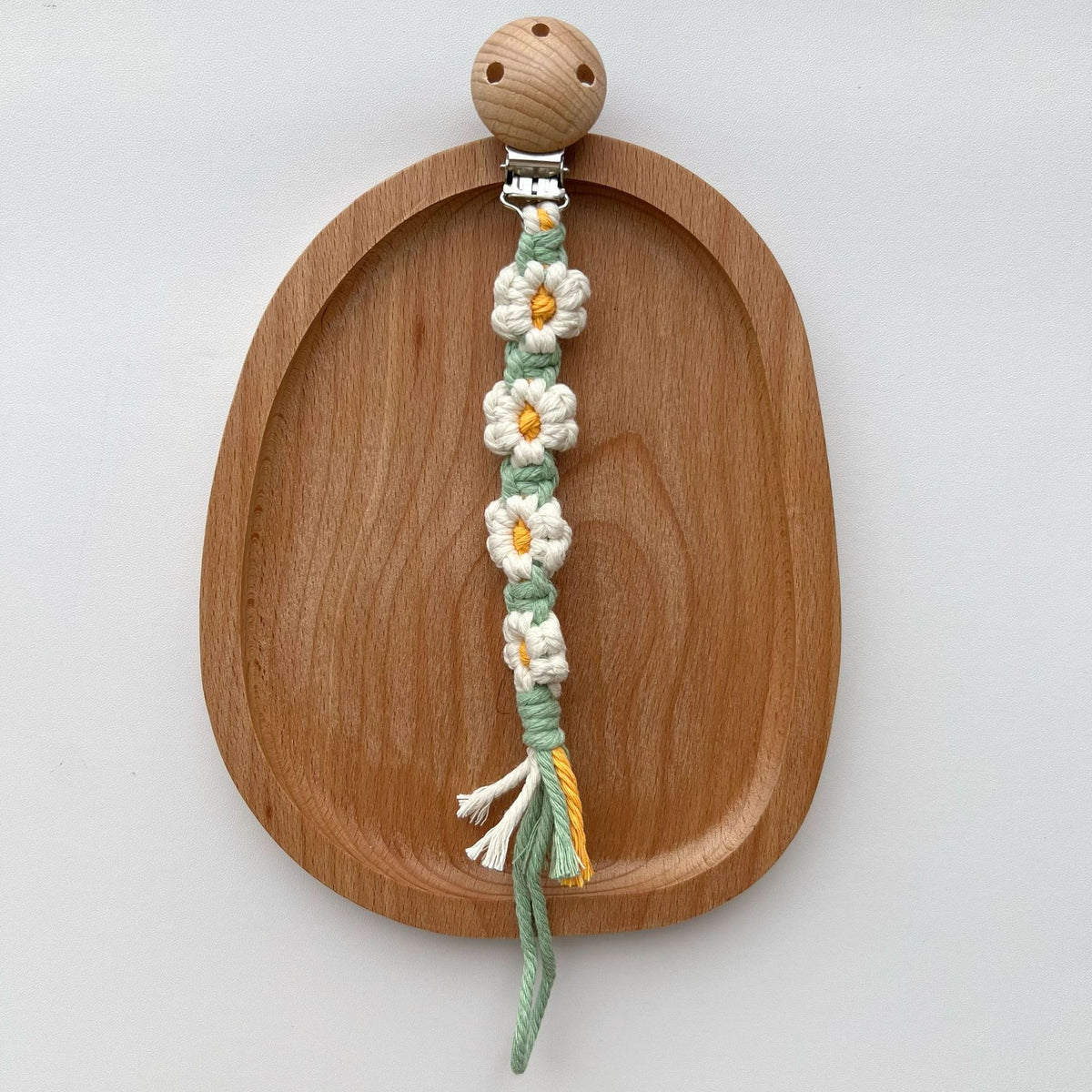 Makramee Blumen Schnullerclip mit Holz-Sicherheitsklammer