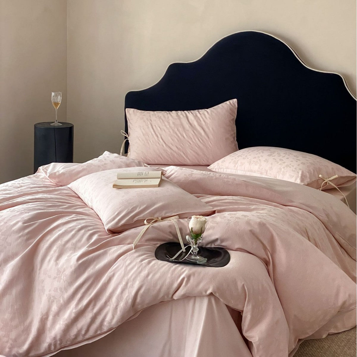 Jacquard-Bettwäsche-Set mit Schleifenverschluss und feiner Blumenstruktur
