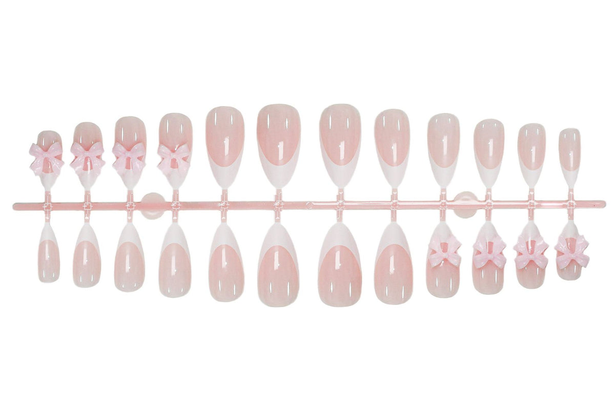 Kunstnagelset mit verspielten Schleifenverzierungen Brehn