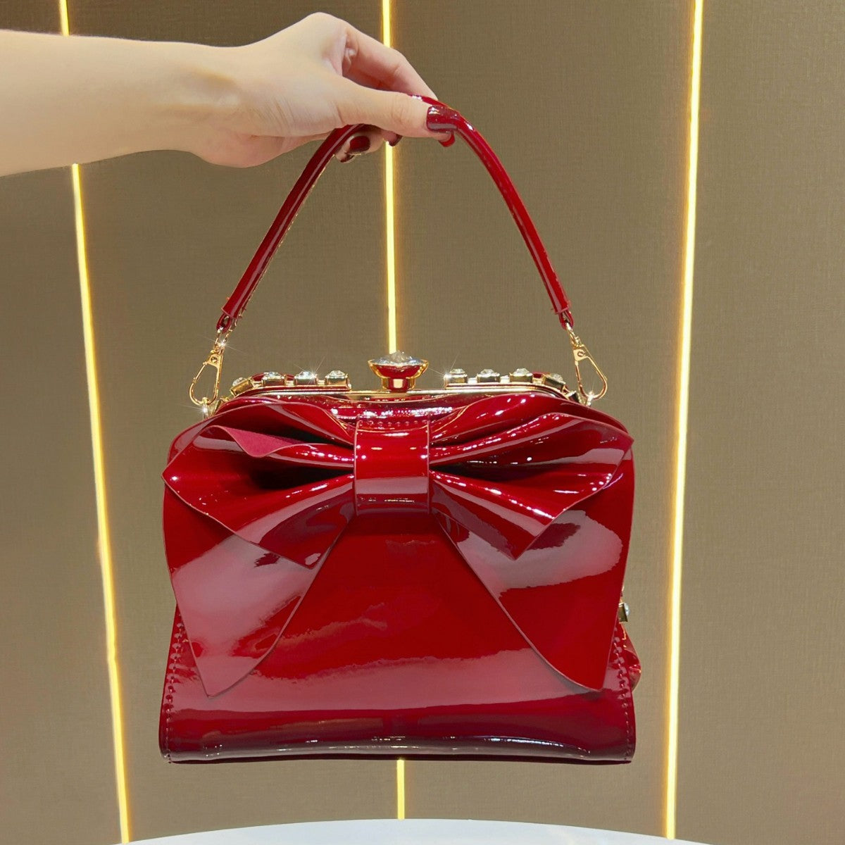 Elegante Handtasche mit Bogenakzent