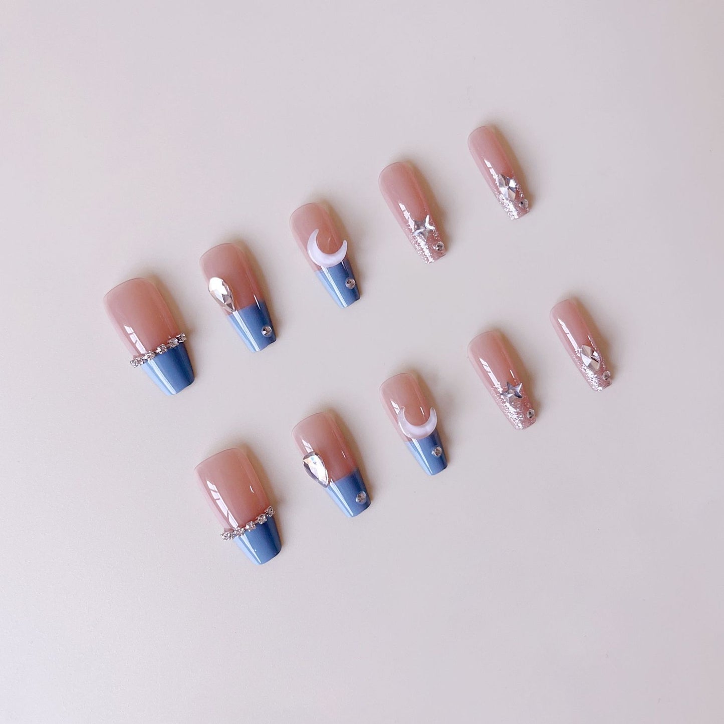 Kunstnagelset mit eleganten 3D-Verzierungen und Glitzerakzenten Brehn