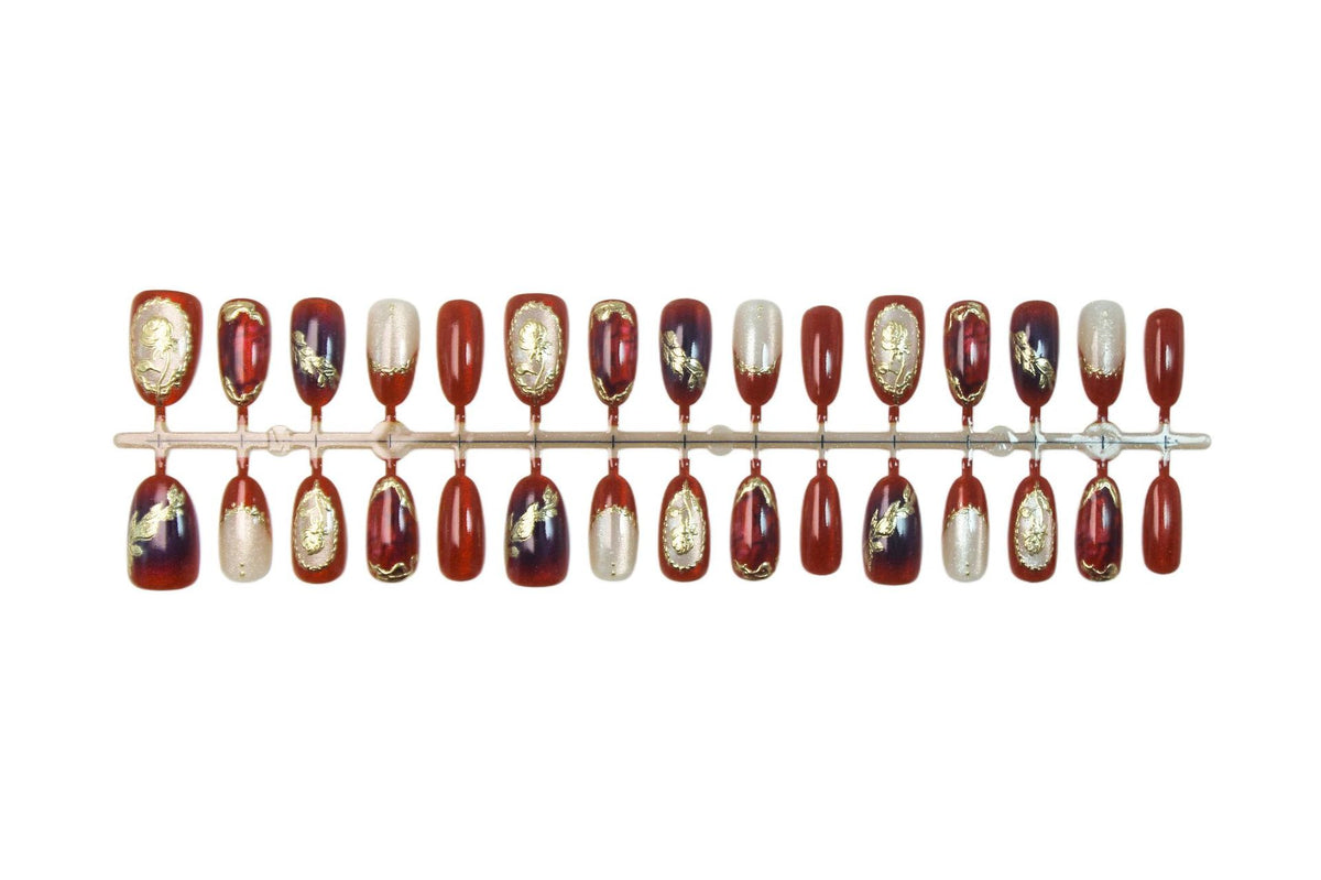 Kunstnagelset mit floralen und glamourösen Verzierungen Brehn