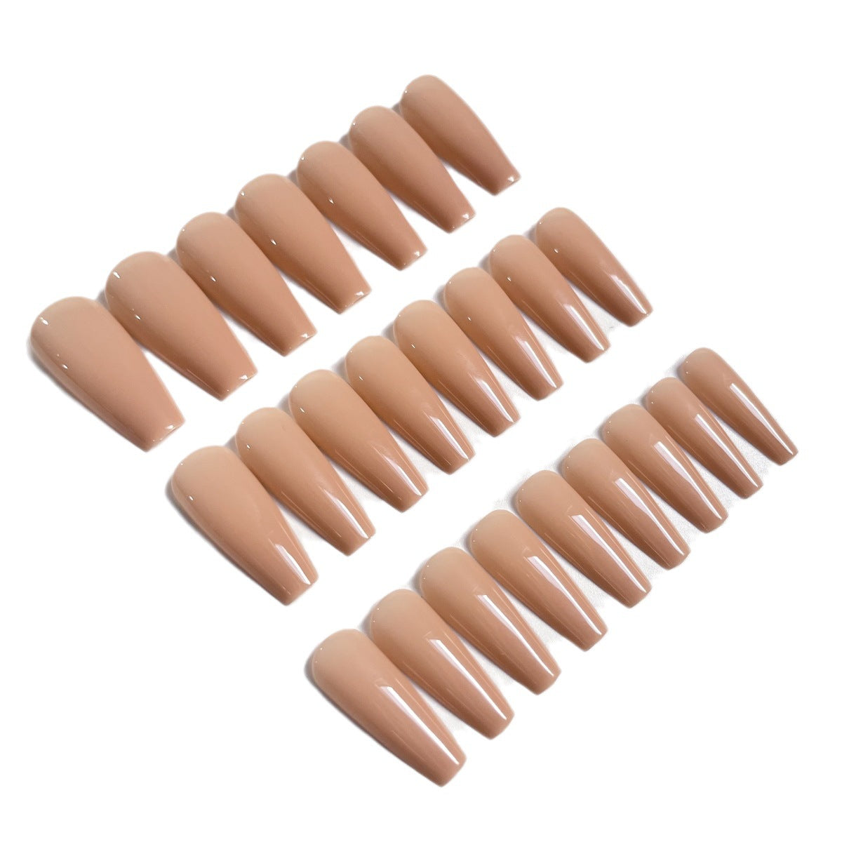 Elegante glänzende Nagelerweiterungen Brehn
