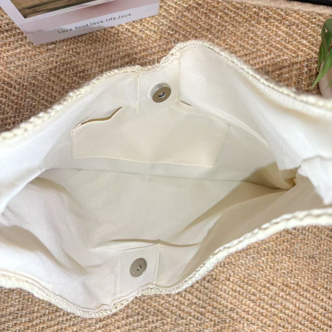 Handtasche mit Modernem V-Design Brehn