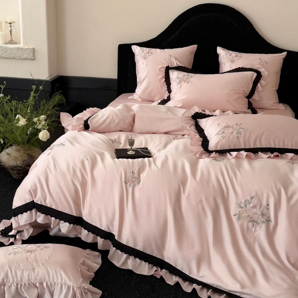 Romantisches Satin-Effekt Floral Gesticktes Bettbezugset mit Doppelrüsche und Spitzenbesatz