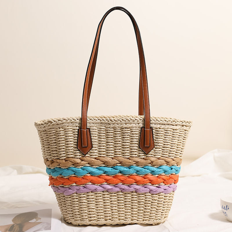 Kurvenreiche Basttasche mit Farbigen Flechtakzenten Brehn