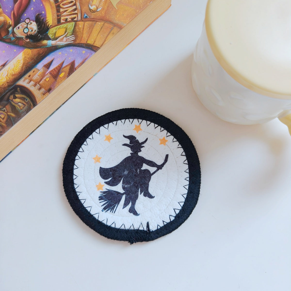 Runde Filz- und Baumwoll-Untersetzer mit gesticktem Halloween-Spukhausmotiv