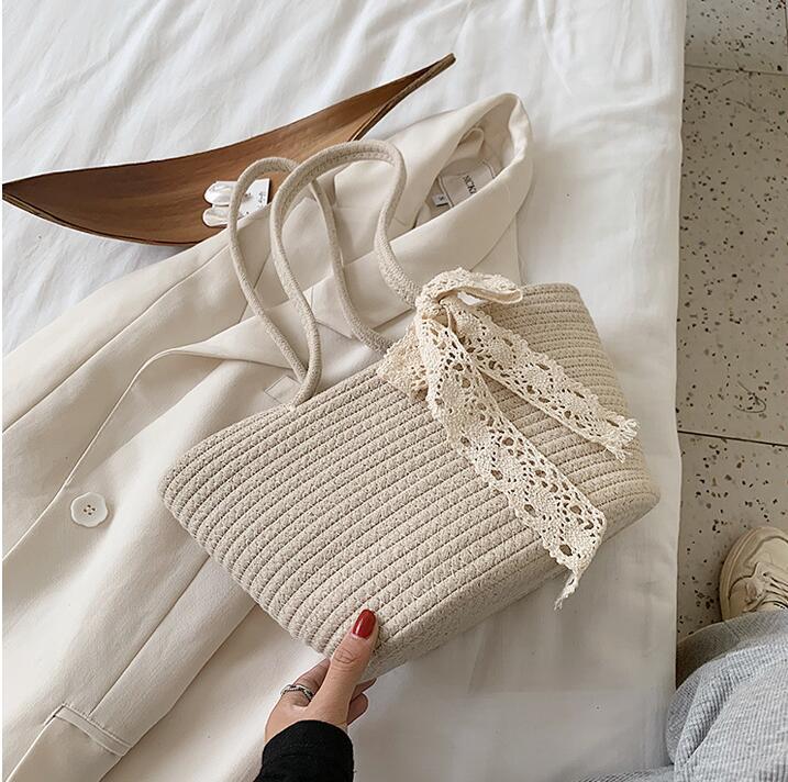 Elegante Bast-Handtasche mit Spitzenakzent Brehn