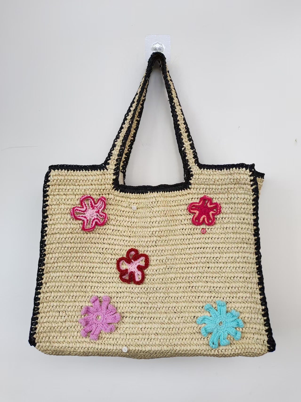 Handgefertigte Basttasche mit Blütenapplikationen Brehn