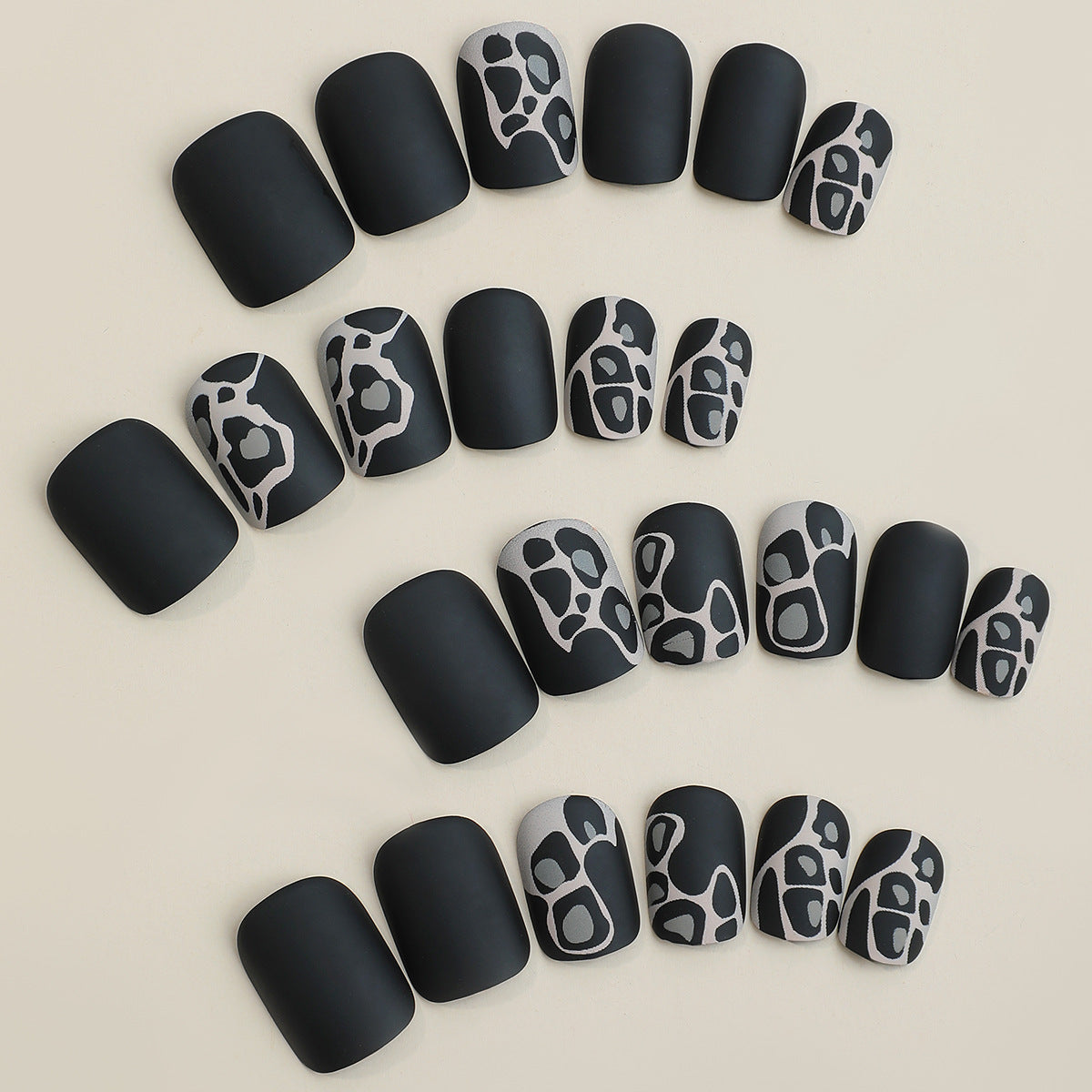 Künstlerisches Press-On Nagelset mit eleganten Designelementen Brehn