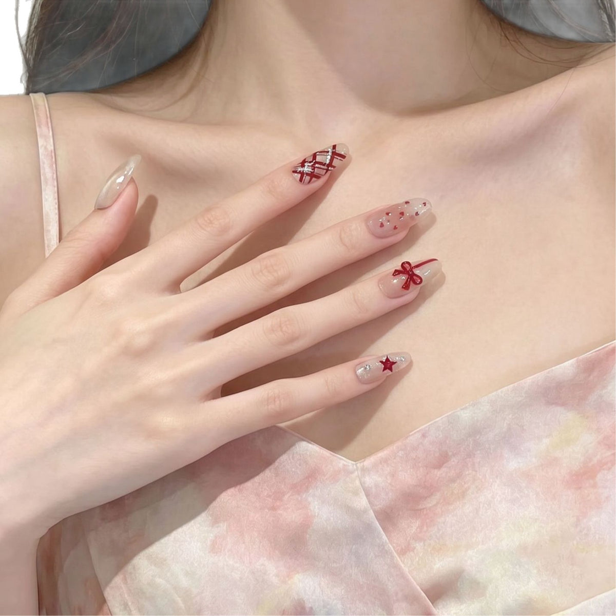 Romantisches Theme Press-On Nail Set mit Herz- und Schleifenakzenten Brehn