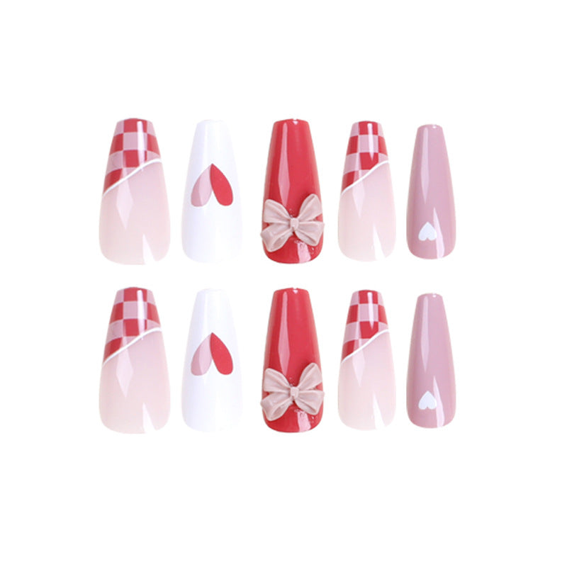 Kunstvolle Nagelverlängerungen mit verspielten Designs und romantischen Akzenten Brehn
