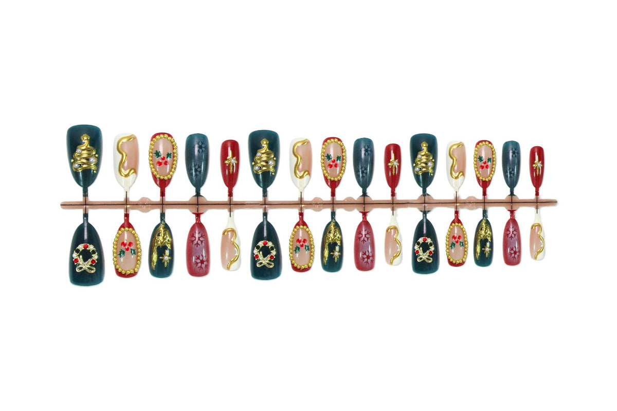 Kunstnagelset mit eleganten Weihnachtsmotiven und luxuriösen Verzierungen Brehn