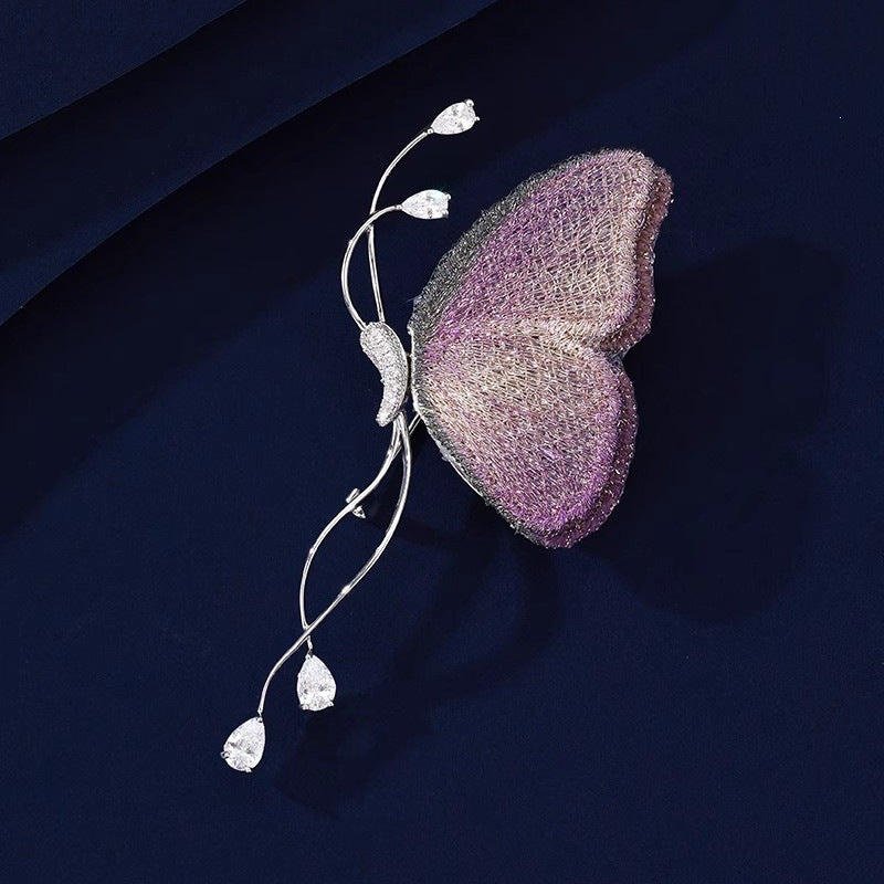 Exquisite Schmetterlingsbrosche mit Funkelnden Kristallen Brehn