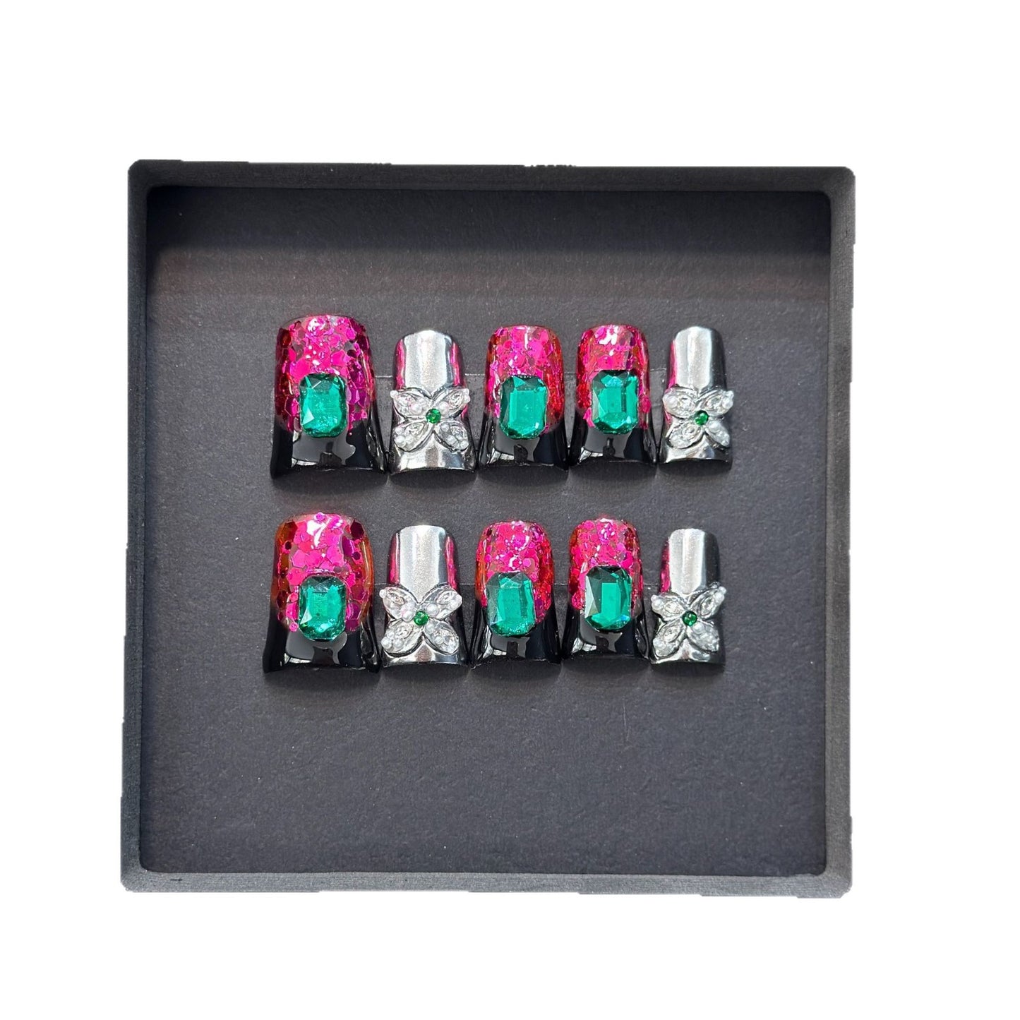 Glamouröses Press-On Nageldesign mit Juwelenelementen Brehn