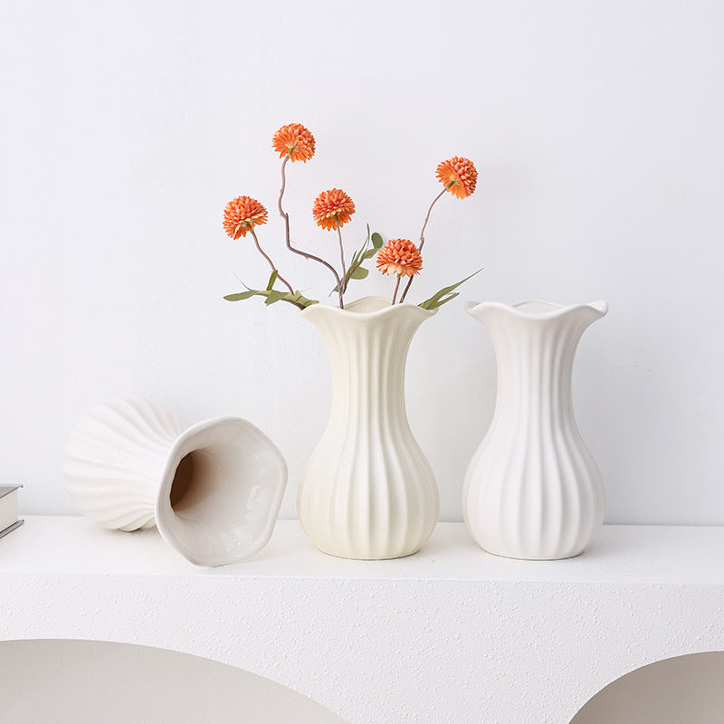 Elegante gerippte Keramikblumenvase