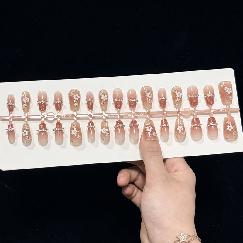 Künstlerische Press-On Nagelkunst mit floralen und Glitzerakzenten Brehn