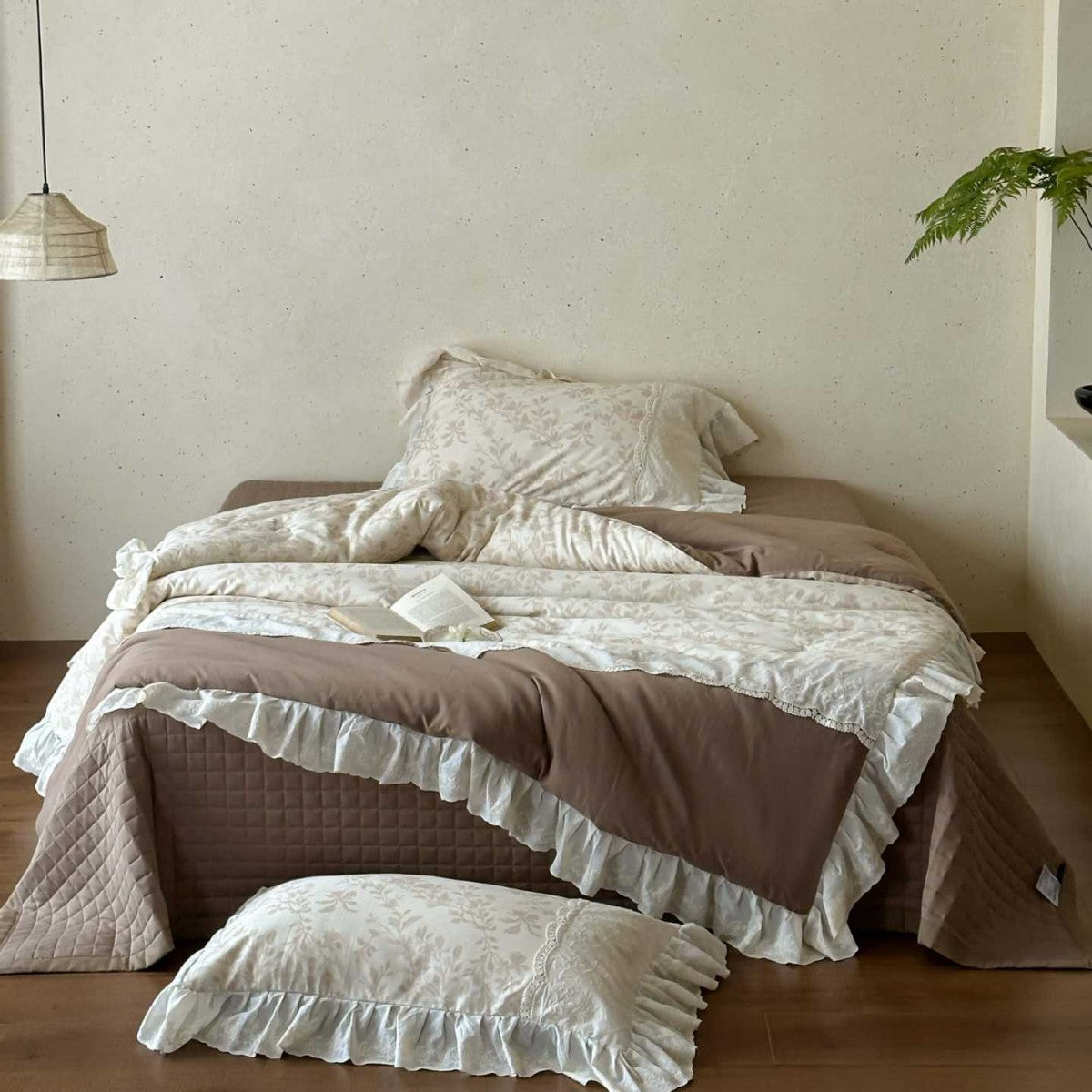 Romantische gesteppte Tagesdecke- und Bettwäscheserie mit Volant und floralem Leinenlook
