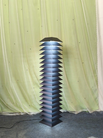 Dekorative Stehlampe mit modernem geometrischen Design