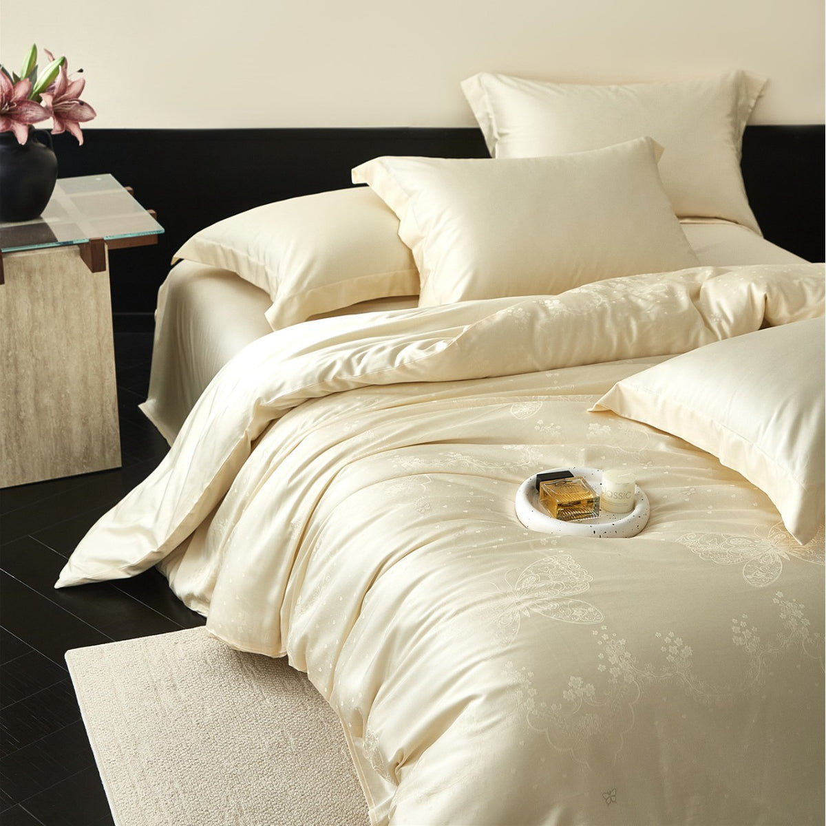 Seiden-Satin Bettbezug-Set mit subtiler Jacquard-Blumenmotiv und geflochtenen Kissenbezügen