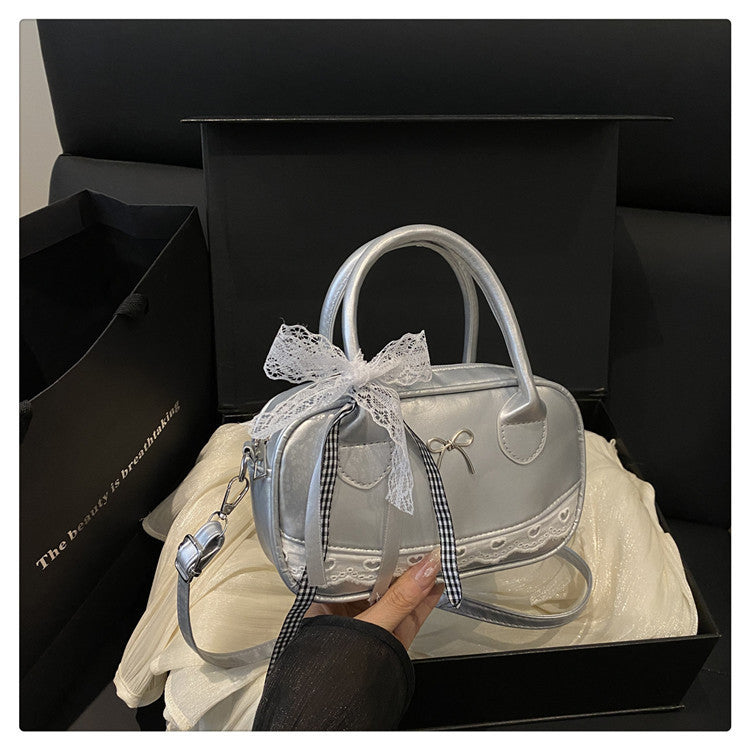 Elegante mit Spitzenbesatz verzierte Bogenhandtasche Brehn