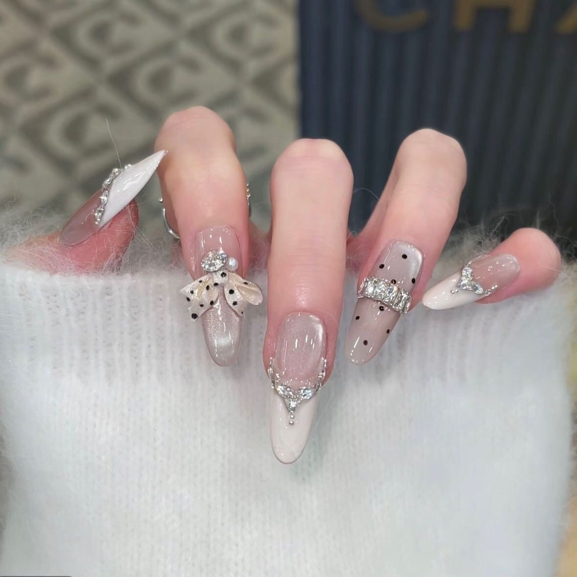 Glamouröse mit Kristallen verzierte Press-On Nagelverlängerungen Brehn