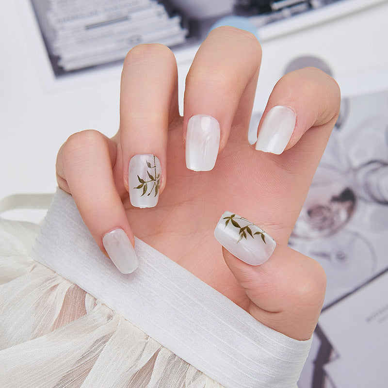 Kunstvolle Nagelverlängerungen mit floralen Akzenten Brehn