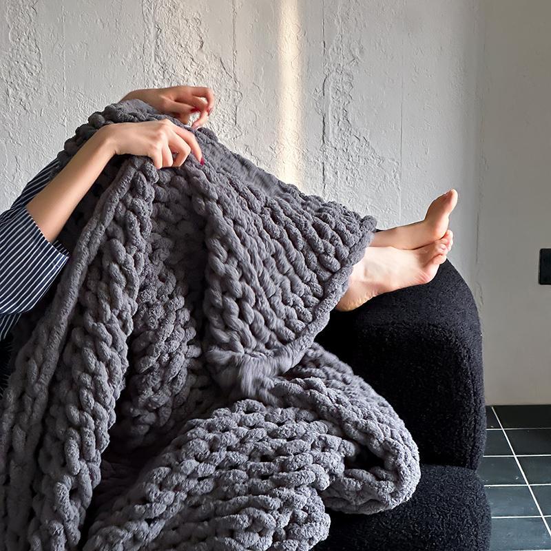 Überdimensionale Handgestrickte Grobstrick-Wohndecke aus Chenille
