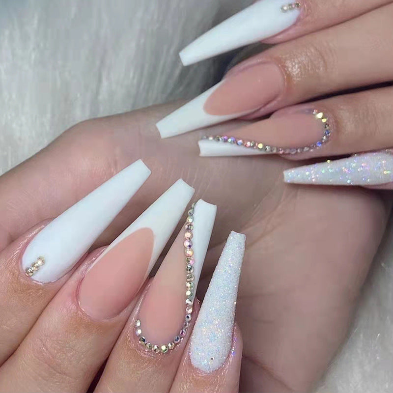 Kunstnagelset mit elegantem 3D-Design und glamourösen Akzenten Brehn