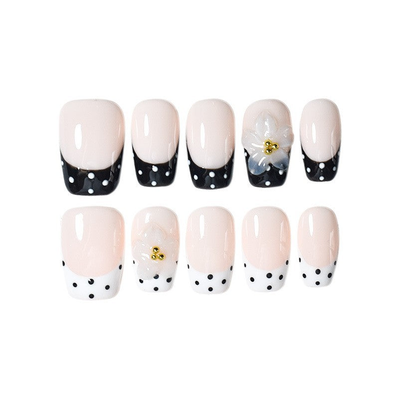 Elegante florale Designer-Nagelverzierungen Brehn