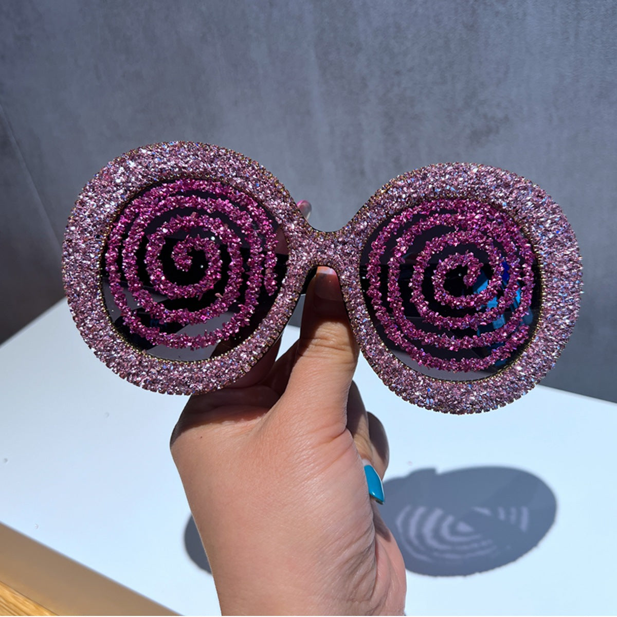 Damen Statement-Sonnenbrille mit spiralförmigem Glitzerdesign Brehn