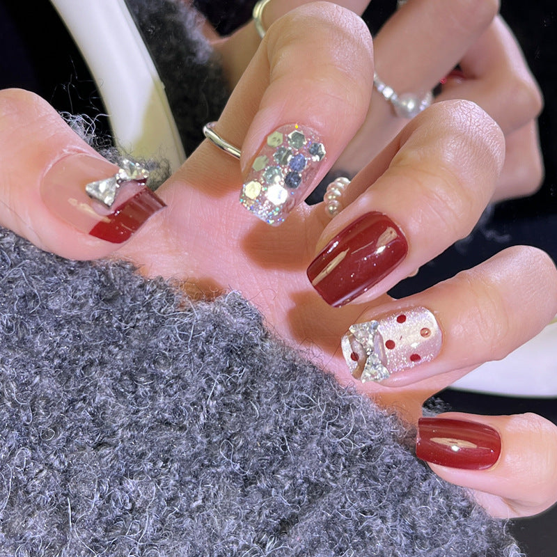 Dekorativer Press-On-Nagelset mit Schleife und Glitzer Brehn