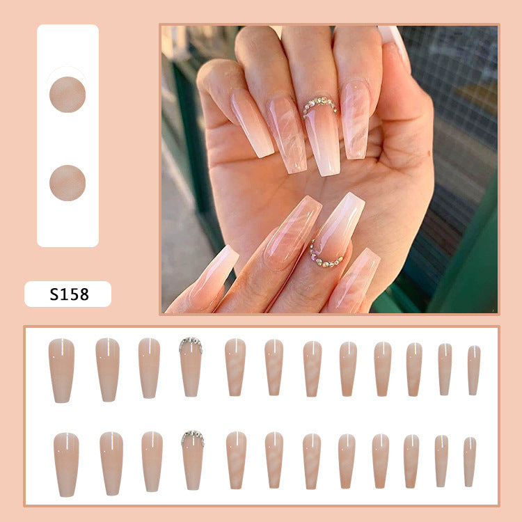 Kunstvolle Nagelspitzen mit Glitzer- und Ombre-Design Brehn