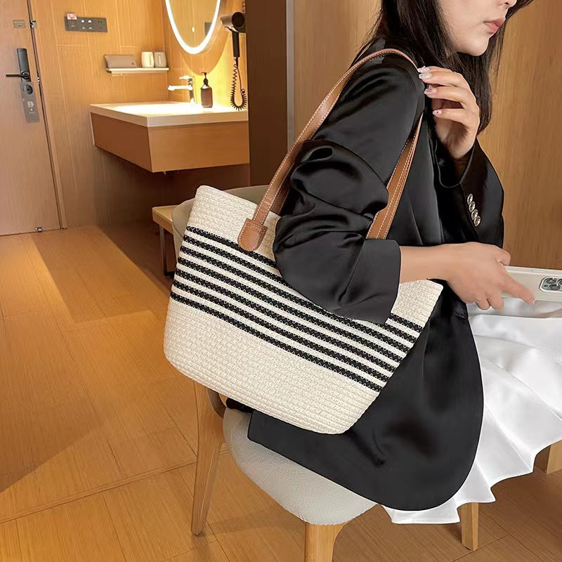 Elegante Tote Tasche Aus Geflochtenem Bastmaterial mit Robusten Lederakzenten Brehn