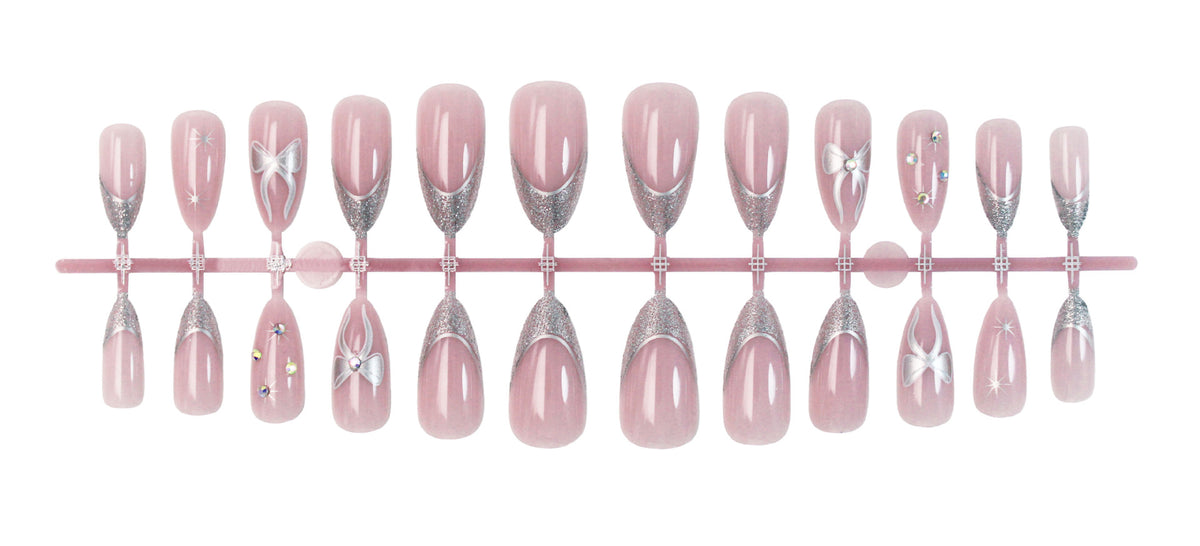 Kunstnagelset mit glamourösen Glitzer- und Blütenakzenten Brehn