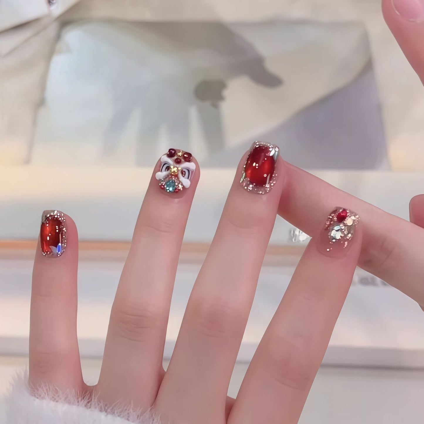 Elegantes mit Edelsteinen verziertes Press-On-Nagelset Brehn