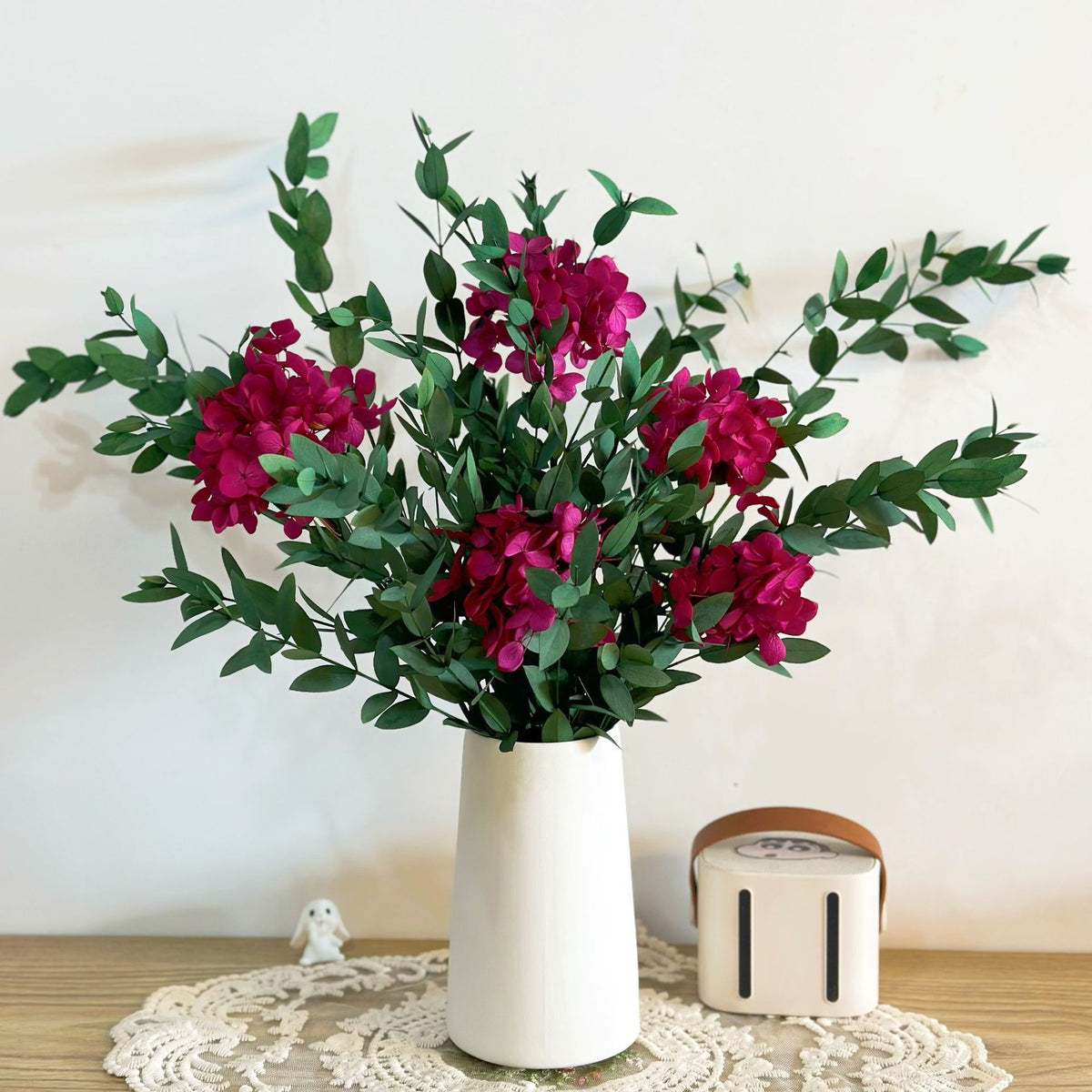 Lebensechter Blumenstrauß mit grünen Blättern