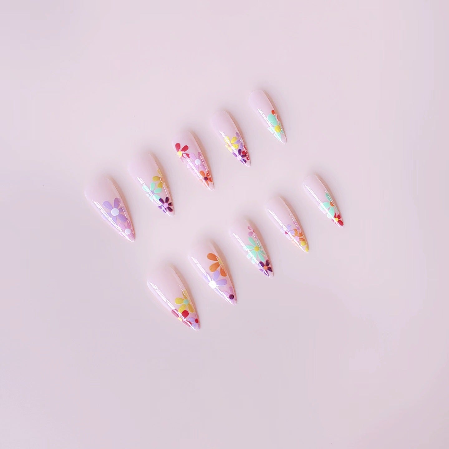 Kunstnagelset mit lebhaften Blumenmotiven und spitzen Akzenten Brehn