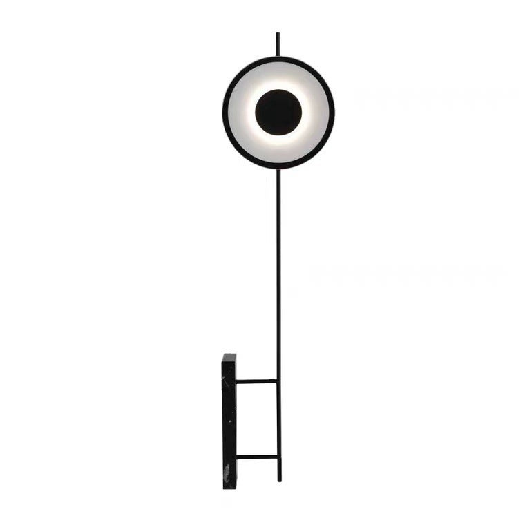 Minimalistische skulpturale Stehlampe mit Marmorsockel