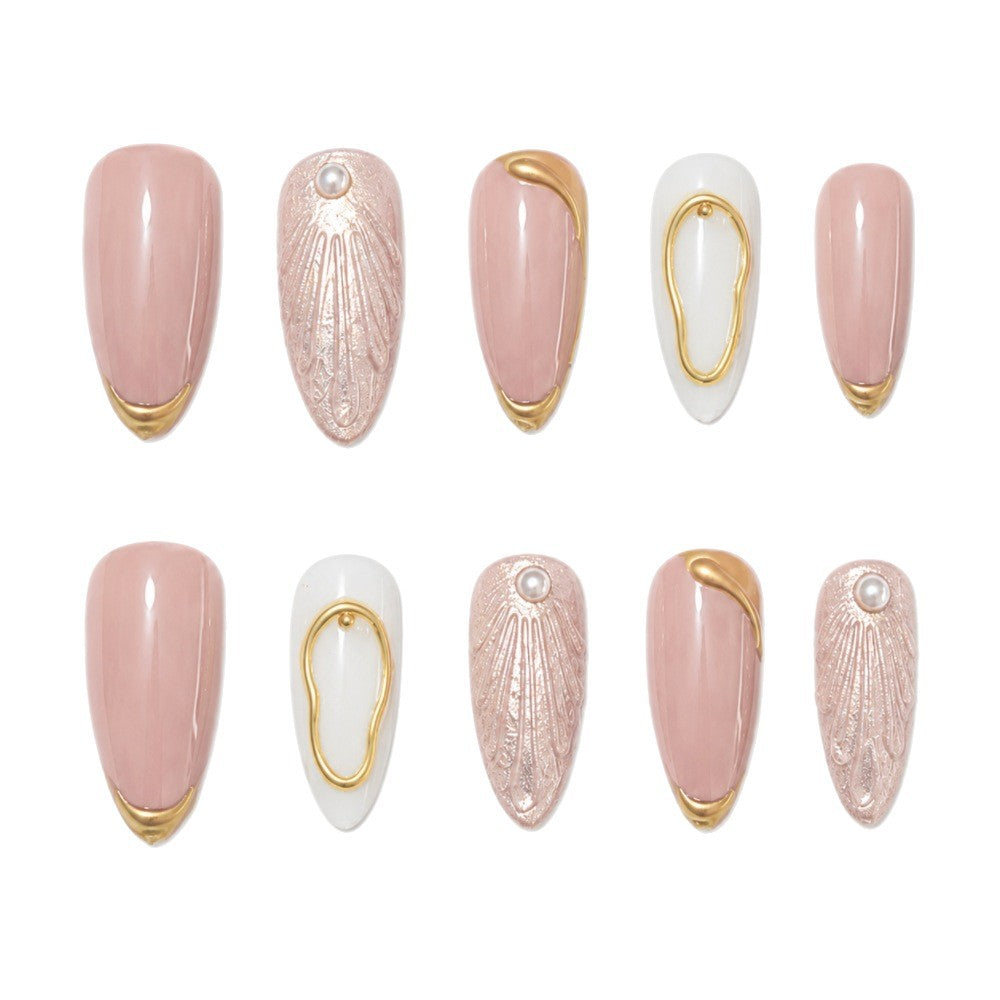 Künstlerisches Press-On-Nageldesign mit goldenen Verzierungen Brehn