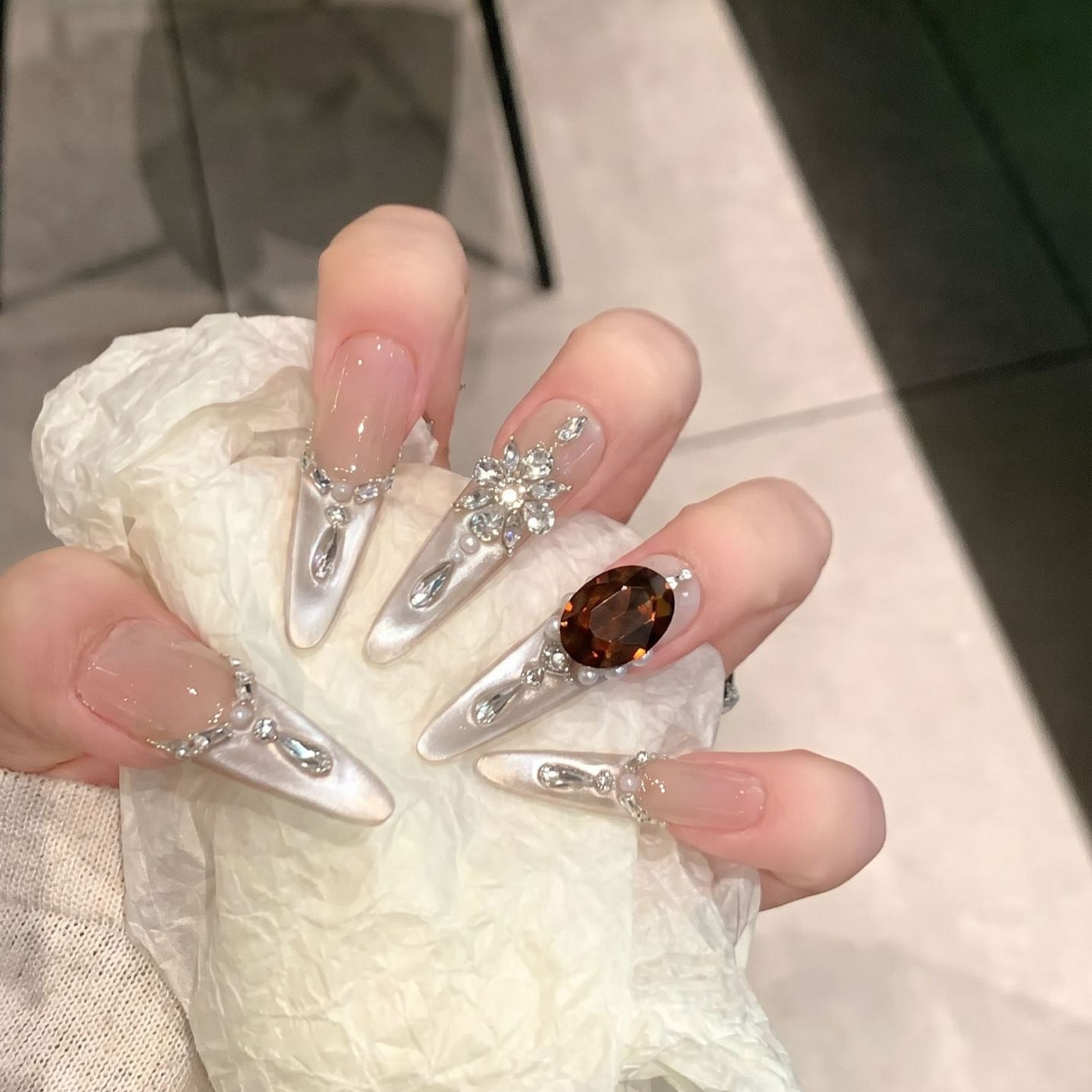 Glamouröse Stiletto Press-On Nagelkunstset mit eleganten dekorativen Elementen Brehn