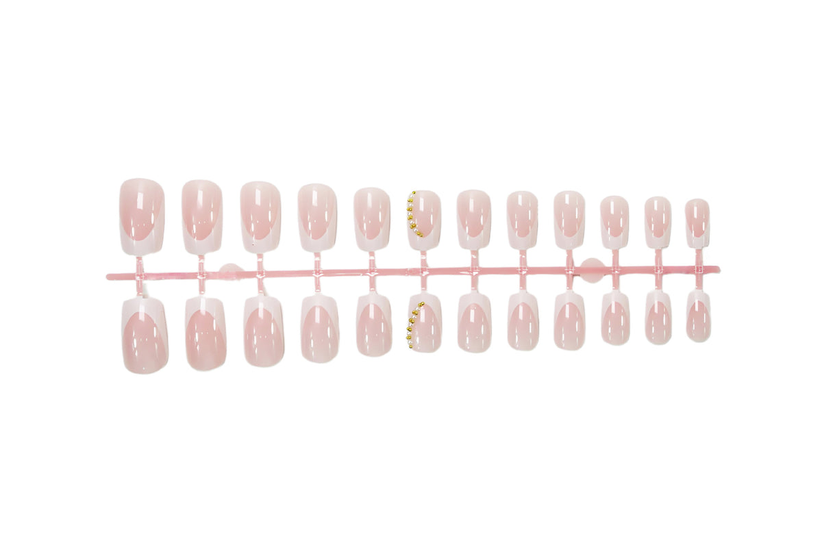 Kunstnagelset mit eleganten French-Spitzen und Glitzerakzenten Brehn