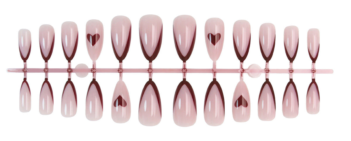 Kunstnagelset mit romantischen Herzen und eleganten Spitzen Brehn
