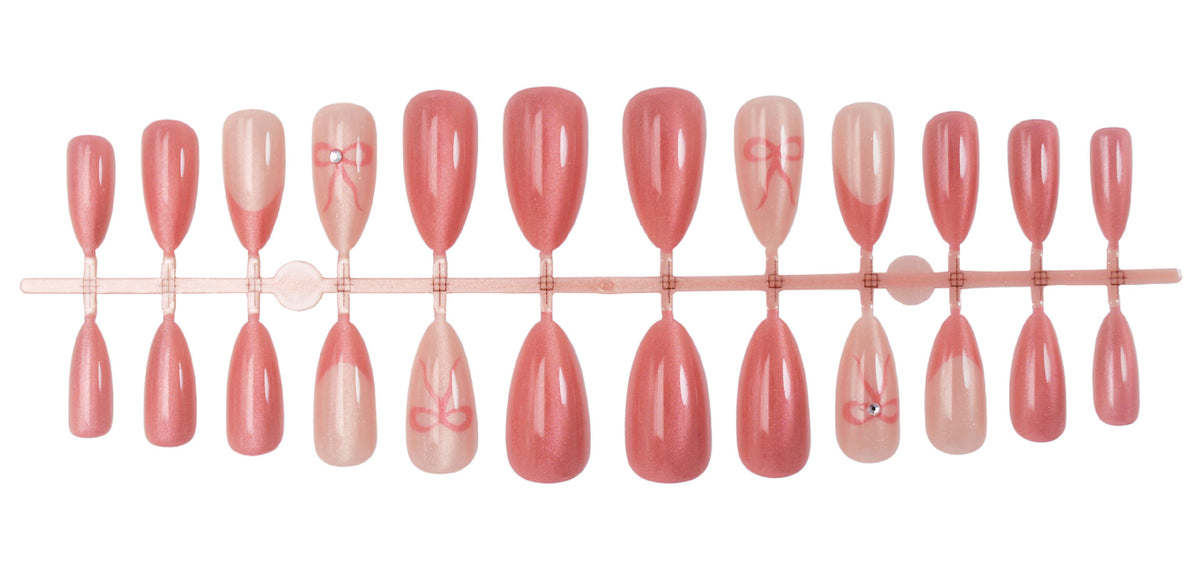 Kunstnagelset mit eleganten Schleifen und Glitzer Brehn