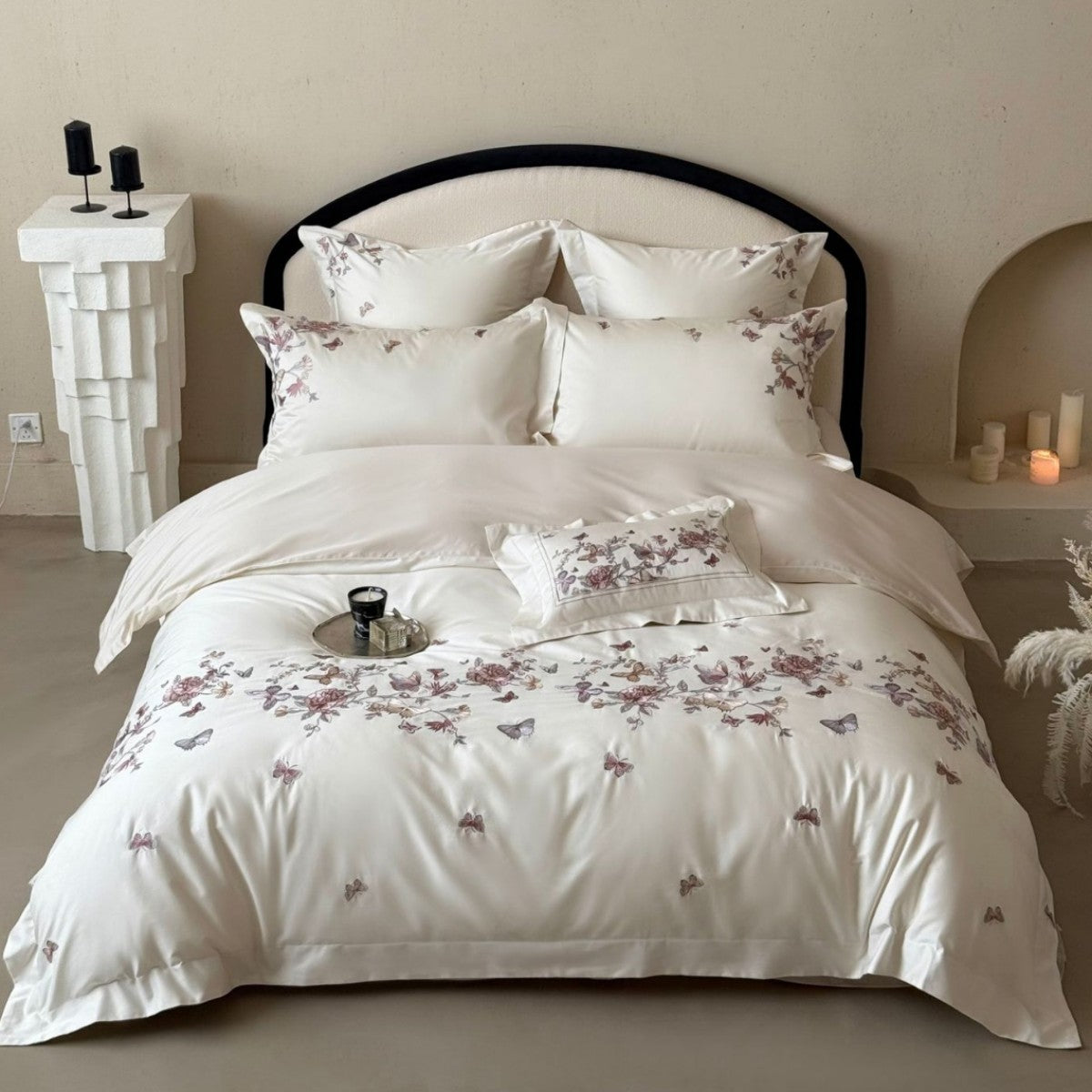 Luxuriöse Baumwollsatin-Bettwäschegarnitur mit floraler Stickerei und Schmetterlingsmotiv