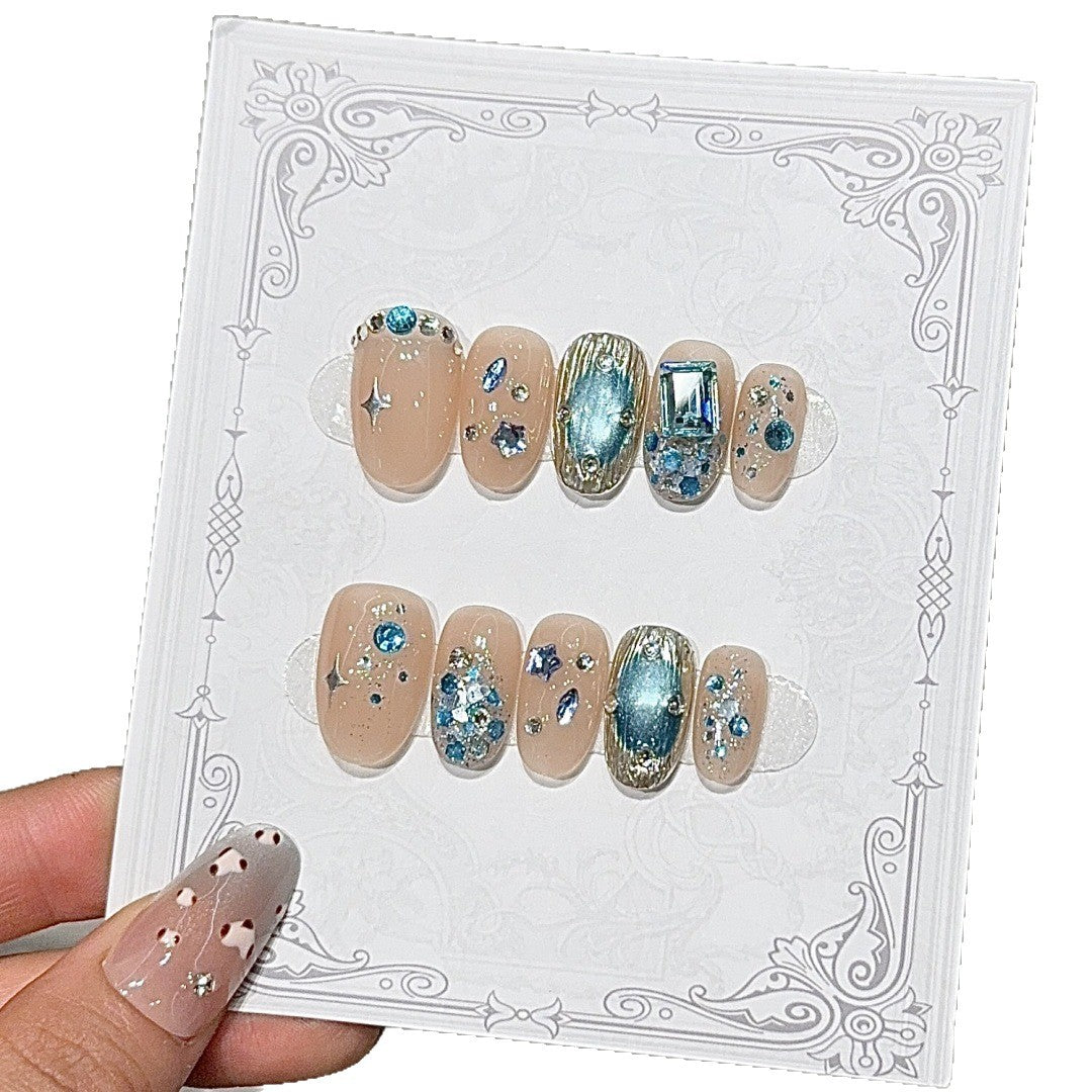 Glamouröse Kunstnagelspitzen mit Geschmücktem Design Brehn