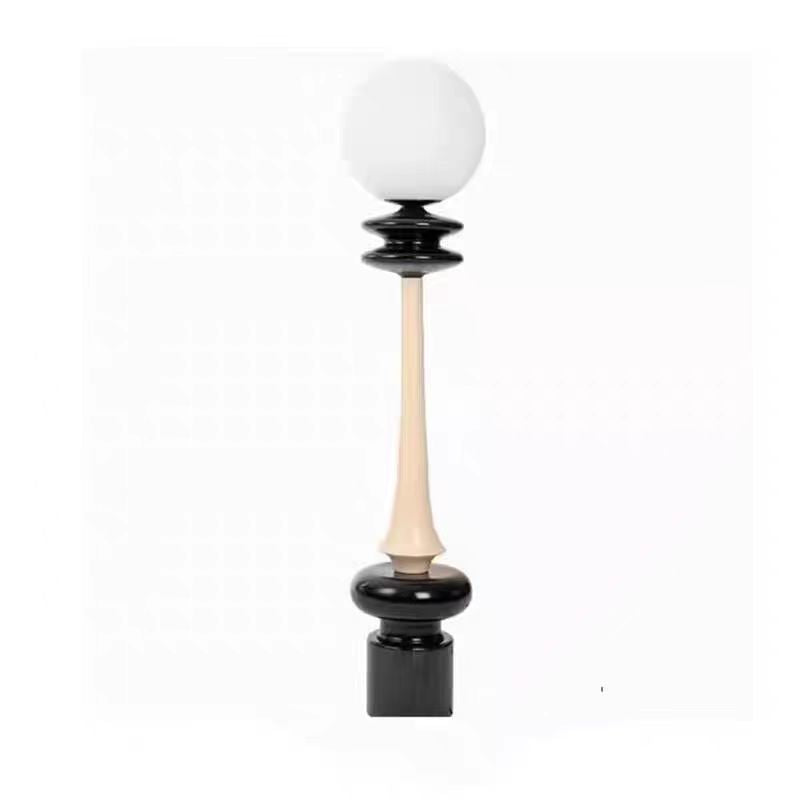 Moderne elegante Stehlampe mit künstlerischem Globus-Schirm