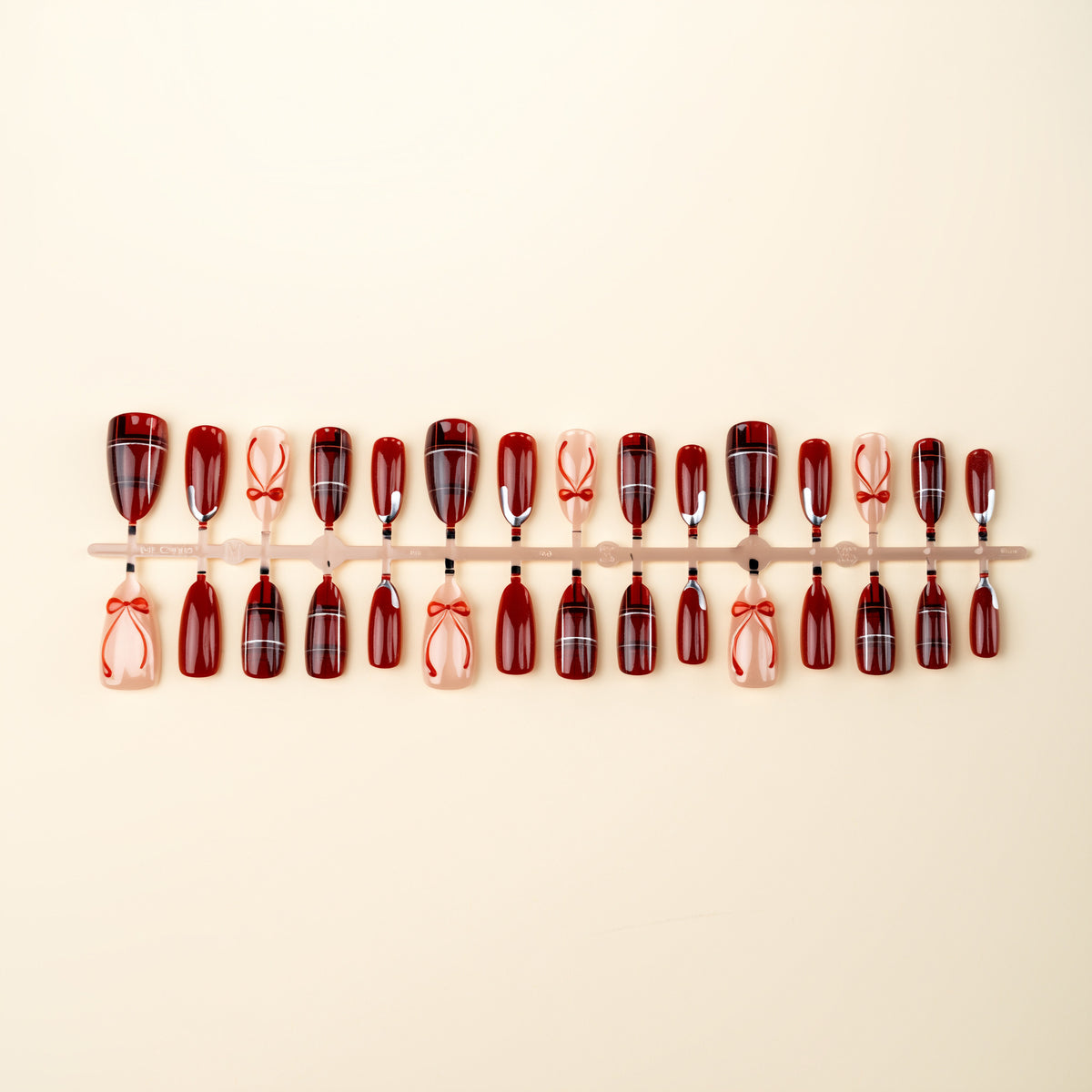 Kunstnagelset mit festlichem Design und Schleifenakzenten Brehn